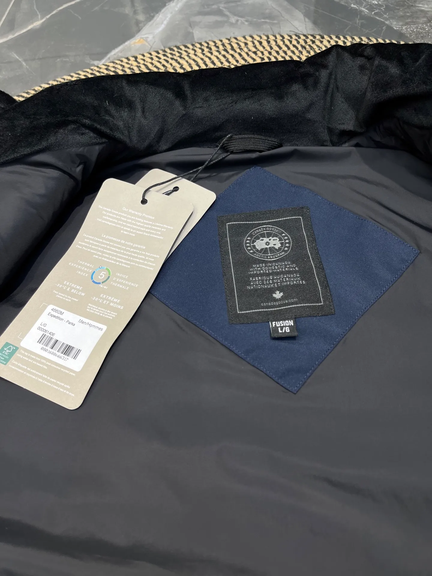 P380 🇨🇦Canada Goose""🇨🇦🌟 Garson down vest has always been recognized as the warmest down jacket. Various Instagram celebrities, Internet celebrities, and celebrities often wear it for street photos. I make Canada Goose every year, but I still can't get rid of my love for it. No matter how cold the days are, there is no need to be afraid, because there is! Filled with 90% white duck down, it is the legendary warmest down jacket and is known as a must-have for Arctic outdoor sports! The most popular down jacket in the world, celebrities are rushing to buy it, it is a must-have!  Size: XS to 2XL